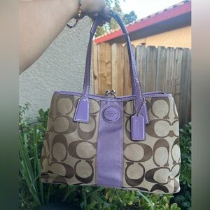 ๐๐๐ข๐๐๐๐๐Coach Lavender and Tan Signature Shoulder Bag